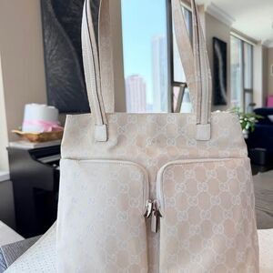 💗 Authentic Beige and Cream Gucci Monogram GG Canvas leather tote with pockets
